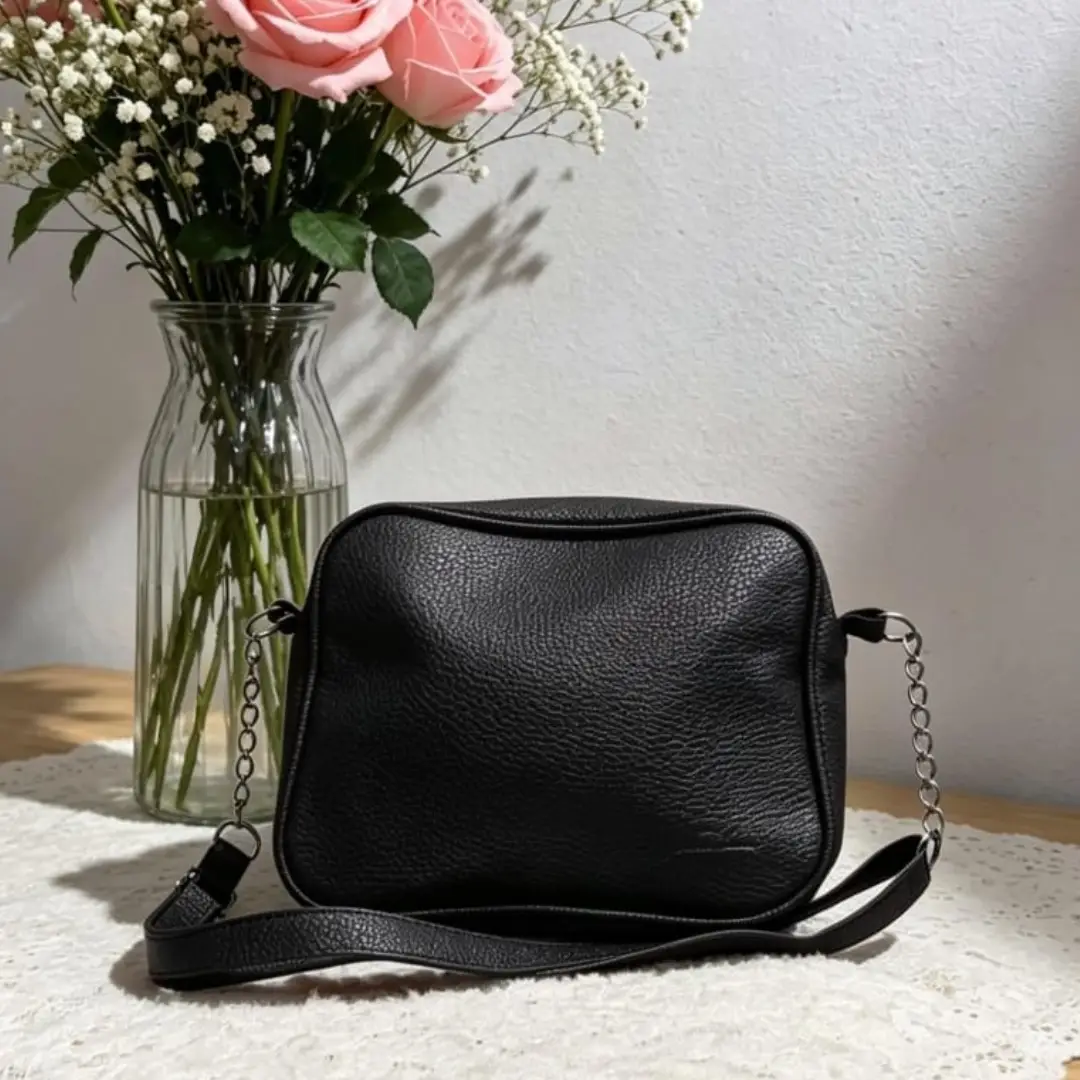 Bandolera negra con cadena